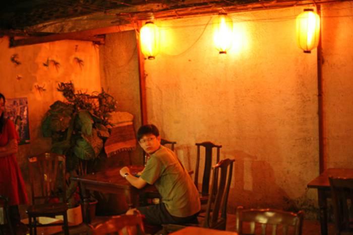 Hof eines chinesischen Restaurants mit Lampions.