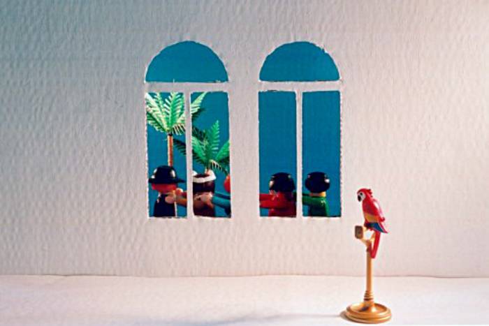 Szene mit Fenster und Papagei.
