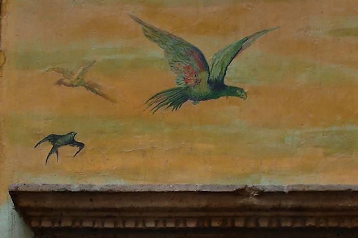 Malerei über einer Türe: Fliegende Vögel.