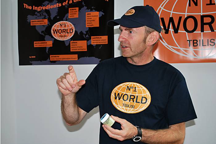 Ein Mann mit einem World No.1-T-Shirt  präsentiert ein Gewürz.