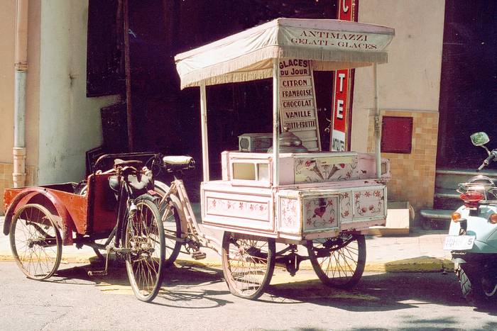 Ein alter Eis-Wagen mit Fahrrad.